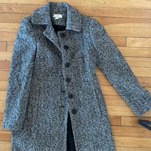 Beautiful winter coat, I am 5’6” and it falls about mid-thigh.